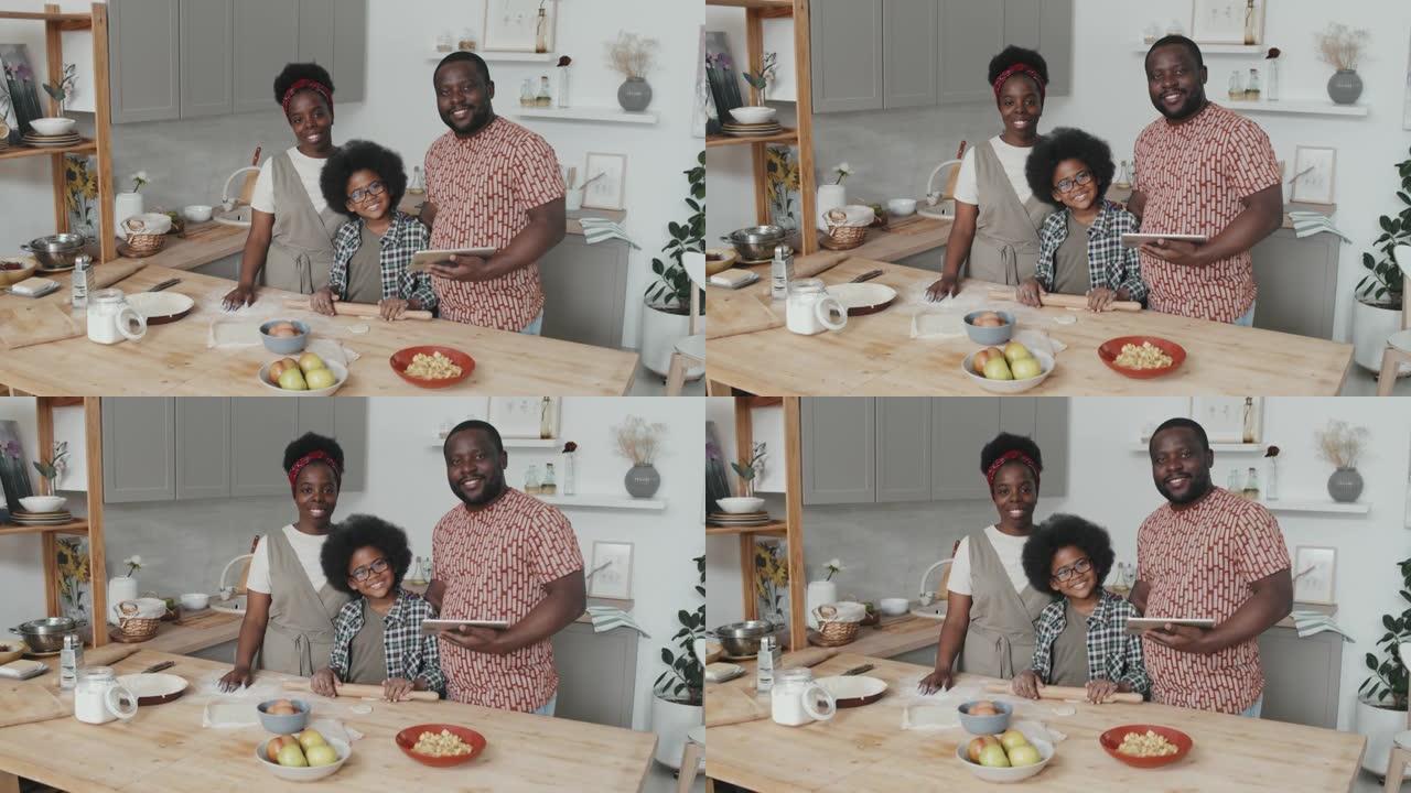 快乐的非裔美国人家庭一起制作苹果派的肖像