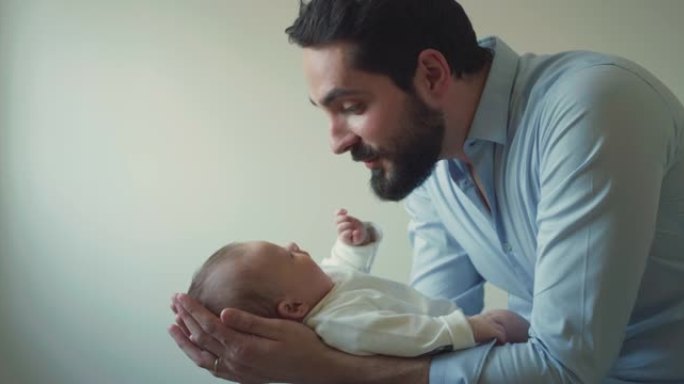 年轻的neo父亲的电影镜头在早晨与他的新生婴儿在托儿所里玩耍。孩子，婴儿，父母身份，童年，生活，爱情