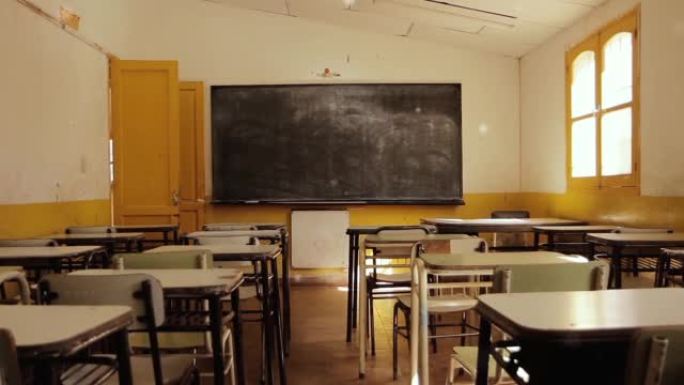 南美高原一所贫穷学校的空教室。