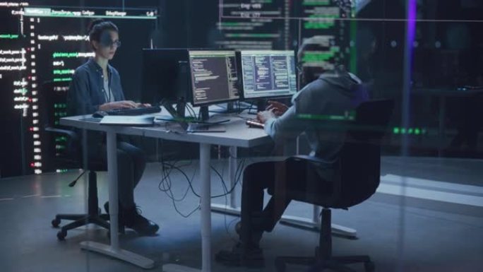 在台式计算机上工作的各种年轻男女，周围是显示代码行的大屏幕。专业计算机工程师开发生成人工智能的自主算