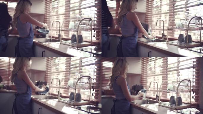 在厨房洗碗居家