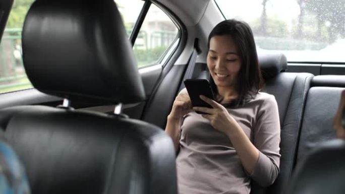亚洲女性在交通工具上使用智能手机