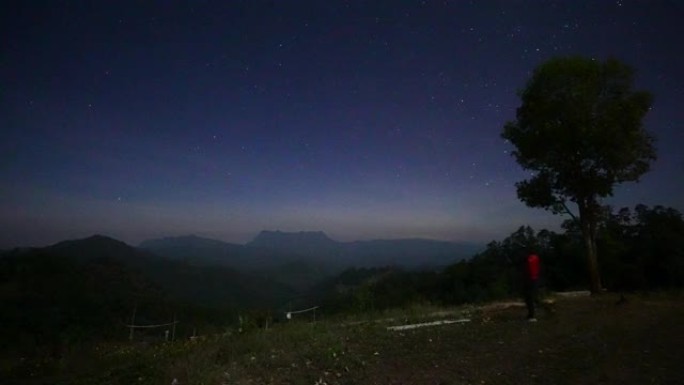 山上的夜空背包客户外外国人森林