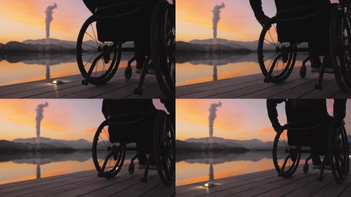 男子坐在码头上的轮椅上