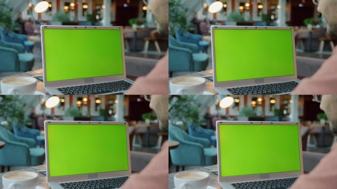 咖啡馆里看着绿屏色度键绿屏的人的慢动作