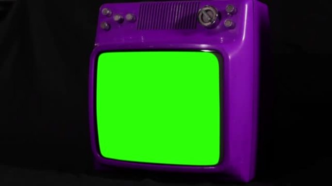 旧紫色电视打开带彩条的绿色屏幕。特写。