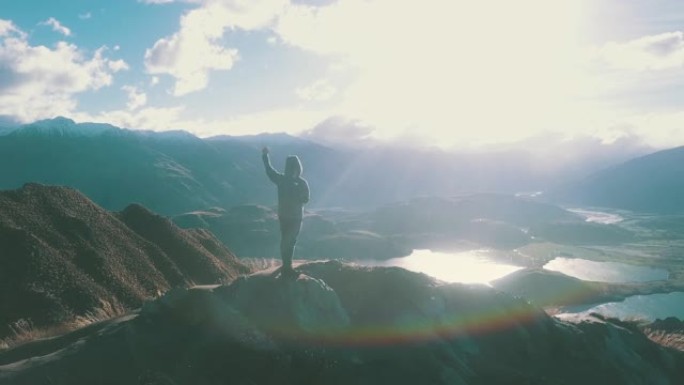 山顶上的剪影人与成功和庆祝