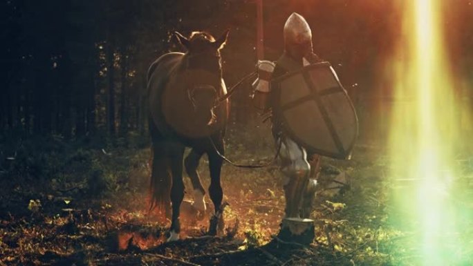中世纪骑士带领他的马进入战斗。战士在盔甲，头盔，剑和纯种马。电影光晕，战争，入侵，征服。前视图人像慢