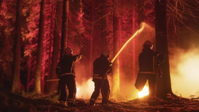 经验丰富的消防员扑灭了森林深处的荒地大火。穿着安全制服和头盔的专业人员从消防车喷水，以对抗危险的野火