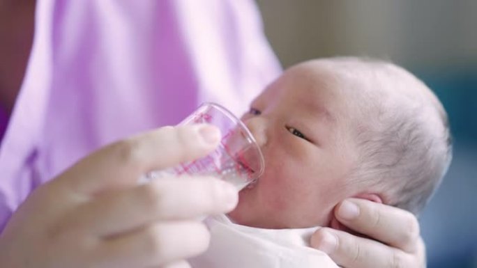 女性父母杯在医院分娩后喂养新生婴儿