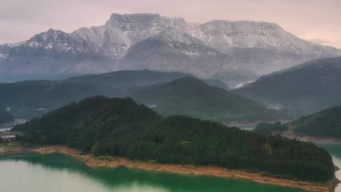 湖村旁的群山被第一场雪覆盖