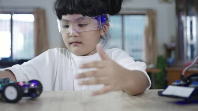 女孩学习在学校构建和固定机器人玩具干研究