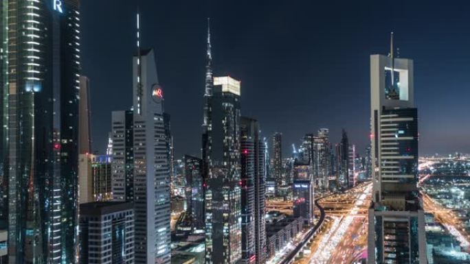 迪拜天际线的T/L ZI鸟瞰图，黄昏到夜晚的过渡/阿联酋迪拜