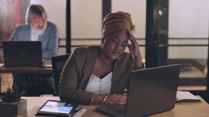 商务，压力和黑人妇女在办公室，夜晚和过度劳累。非洲裔美国女性，员工和管理人员抑郁，疲倦和倦怠的截止日