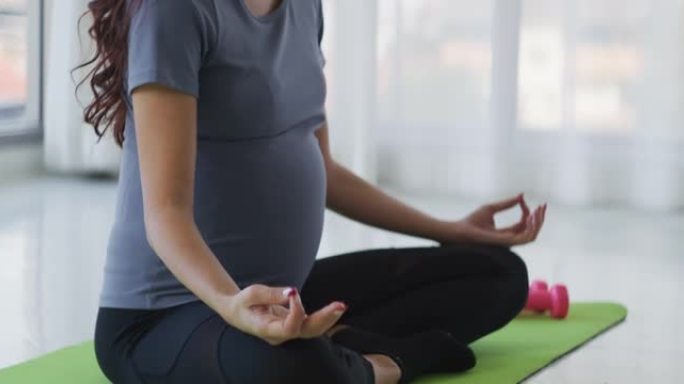 孕妇在家练习瑜伽待产外国人老外女士