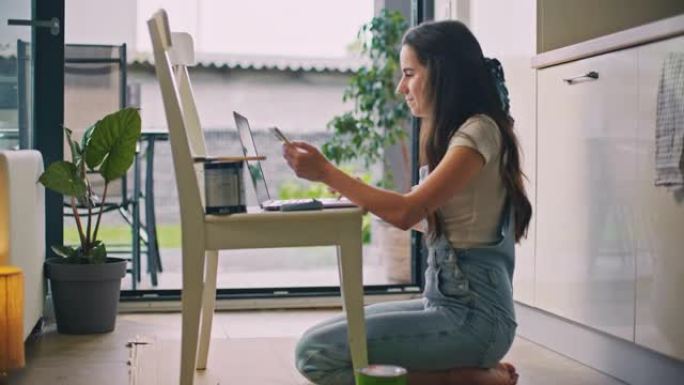 SLO MO Young woman使用她的智能手机和笔记本电脑来获得如何重新粉刷椅子的想法