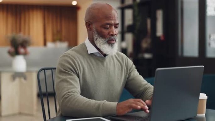 老年人，黑人，在咖啡店，研究或社交媒体上在笔记本电脑上打字。咖啡馆，技术人员和来自尼日利亚的老年商人