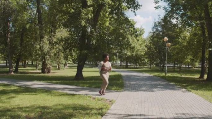 非裔美国妇女夏季在户外慢跑