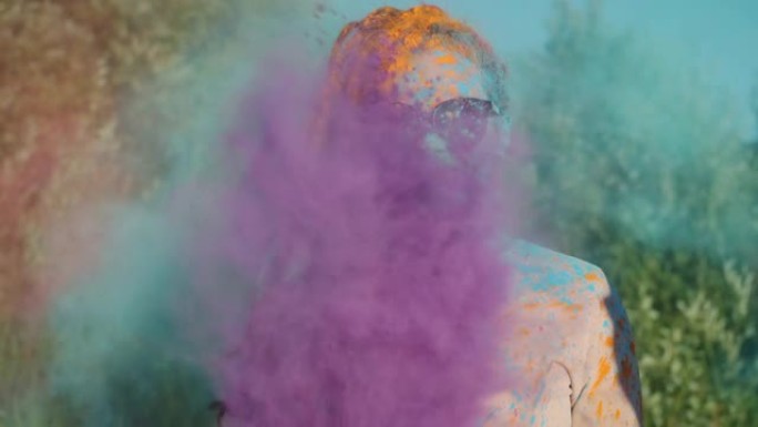 可爱的女孩的肖像，辫子微笑着，而朋友则向她扔古拉油漆粉