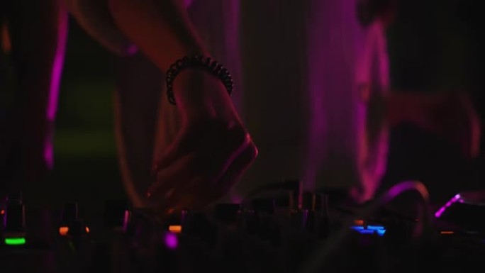 DJ手用旋钮、按钮和滑块播放音乐
