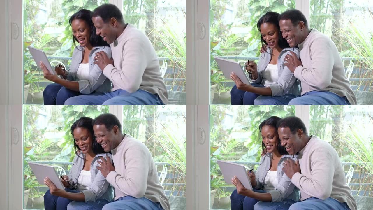 黑人夫妇在家中使用数字平板电脑进行视频通话