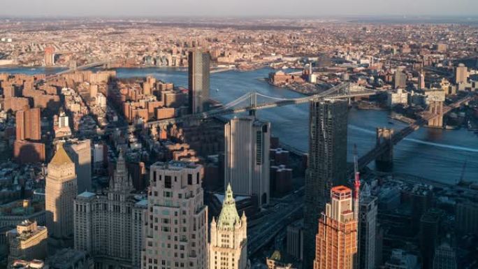 延时: 布鲁克林大桥曼哈顿大桥和威廉斯堡大桥鸟瞰图，布鲁克林纽约市日落