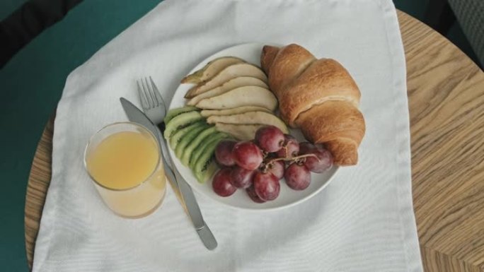 酒店托盘上的新鲜早餐平放