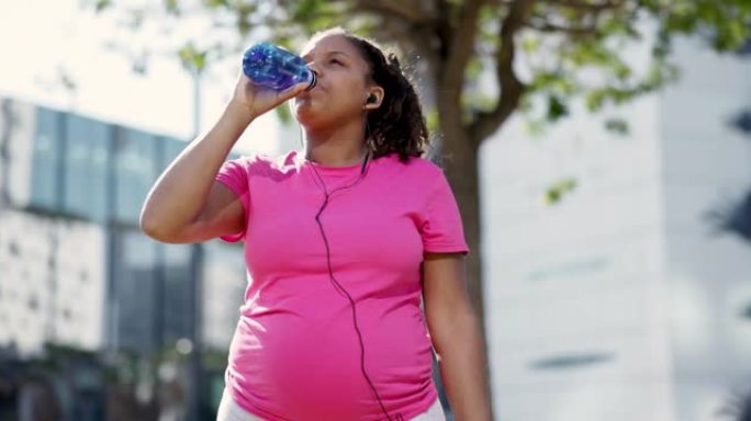20多岁的活跃孕妇休息喝水