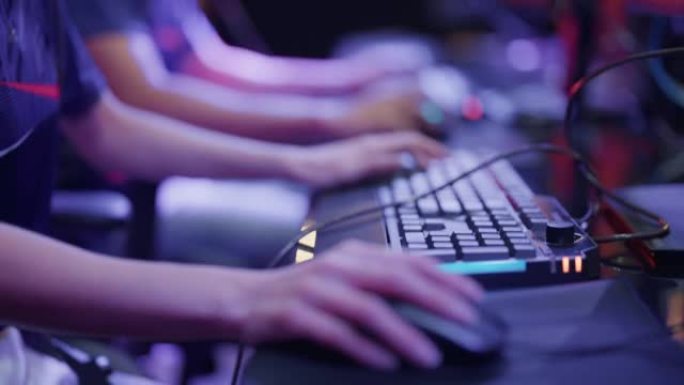 特写镜头显示游戏玩家使用鼠标和键盘
