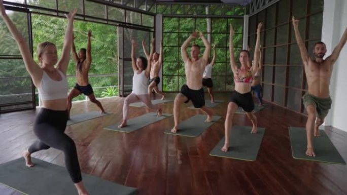 瑜伽课舒适环境光脚裸露团体学员
