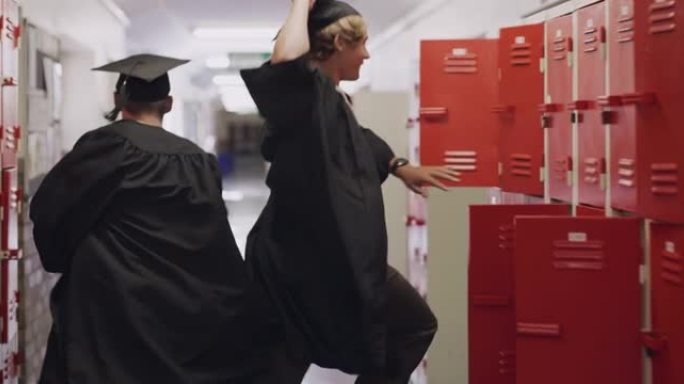 毕业当天，两个十几岁的男孩在高中的大厅里奔跑的4k视频片段