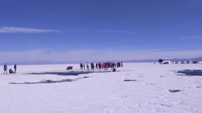 南美洲阿根廷西北部胡胡伊省萨利纳斯格兰德盐滩的游客。