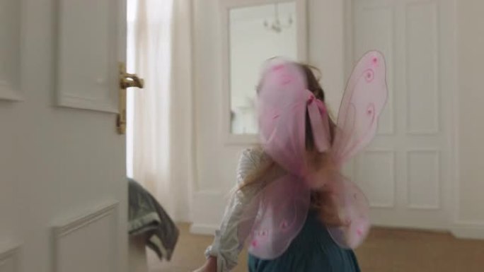 美丽的小女孩穿着可爱的蝴蝶翅膀在床上跳跃在家里玩假装游戏享受童年的想象力4k镜头