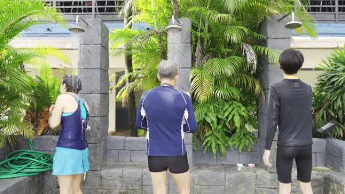 亚洲中国游泳运动员在进入游泳池并应用社交距离SOP之前先淋浴