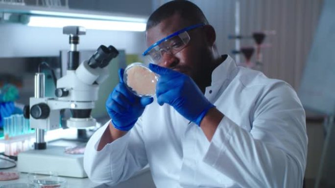 黑人在实验室检查细胞生长的肉