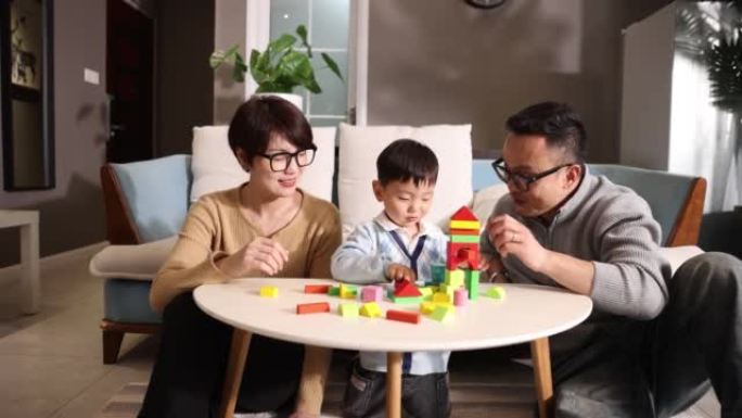 亚洲家庭一起玩积木