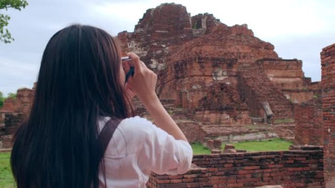 亚洲旅行者在泰国大城府度假旅行时使用相机拍照。