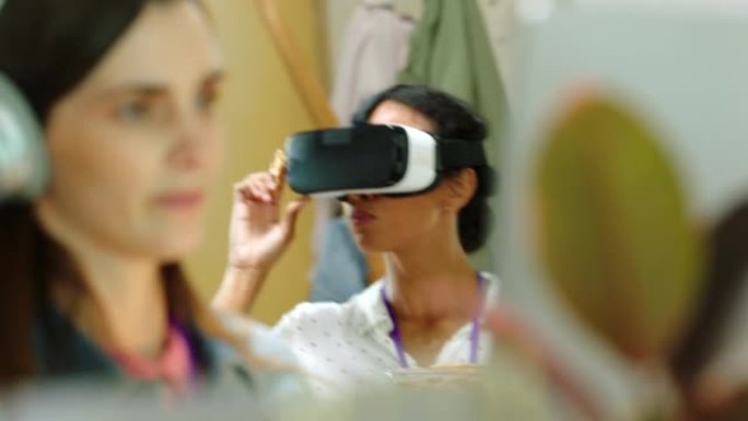 Vr metaverse，办公室里的女人，带着有趣的虚拟现实眼镜，数字创新和工作中的年轻员工测试产品