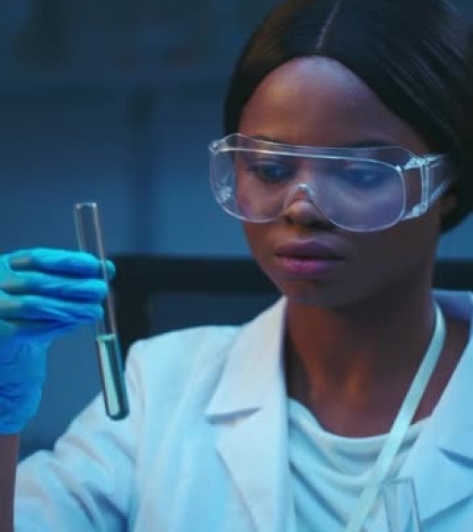 一个年轻的非裔美国女科学家的侧面特写，穿着白大褂，在现代实验室的烧瓶中进行化学反应