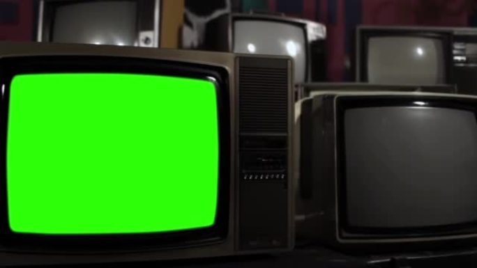 在许多老式电视中，旧电视打开色度键绿色屏幕。放大。