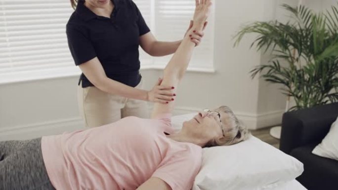 一名女性理疗师帮助老年患者锻炼的4k视频片段
