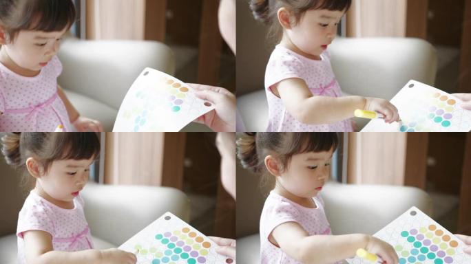 年轻的亚洲女孩学习色彩和练习绘画