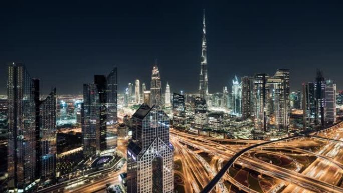 迪拜夜间天际线的T/L鸟瞰图/迪拜，阿联酋