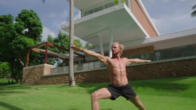 男人正在练习瑜伽4K旅游宣传片广告视频素
