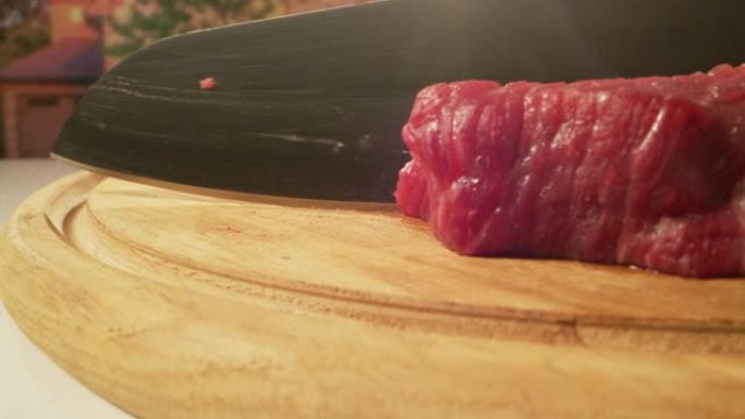 用刀切成薄片并腌制的肉
