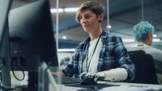 多样化的身体正面办公室: 使用假肢在计算机上工作的有动力的残疾妇女的肖像。勇敢的专业人士，具有未来派