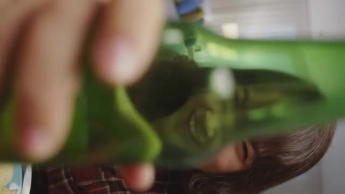年轻快乐迷人的亚洲女性的自拍视角享受放松之夜派对活动在线庆祝节日，与朋友在家通过在线视频通话叮当啤酒