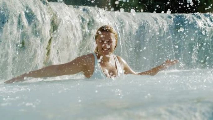 超级SLO MO女人在土星温泉用手泼水玩得开心