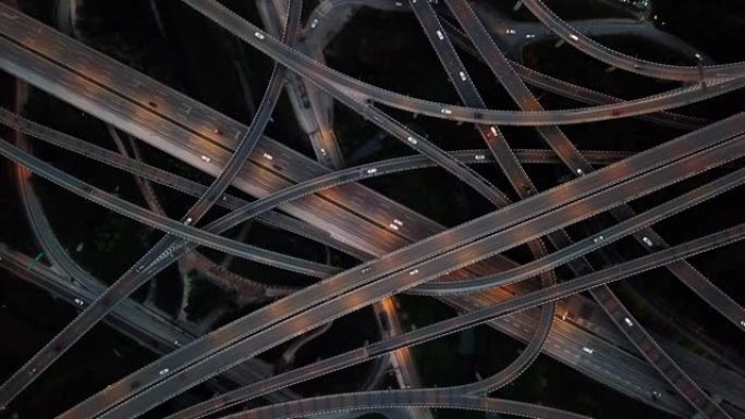 黄昏时复杂立交桥和繁忙交通的鸟瞰图