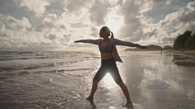 女人在海滩上锻炼海边沙滩沙滩美女逆光大海